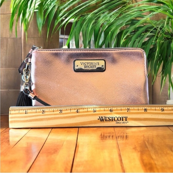 VICTORIA’S SECRET Pink Metallic Wristlet Clutch with Tassel - Picture 6 of 10